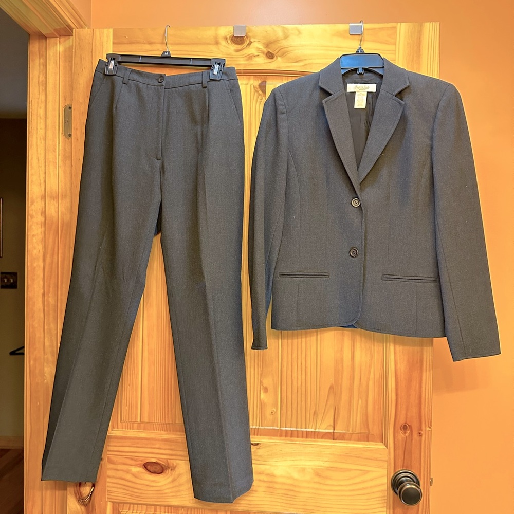 Peck and Peck Brand 2 Piece Dark Charcoal Grey Suit Poly Blend Lined Suit-Size 4